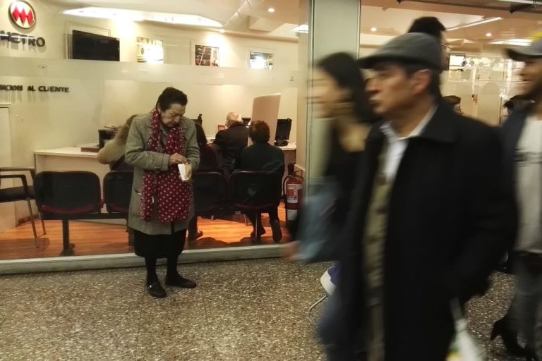 Diputados ofician a Transportes y Metro por restricción de viajes a mayores