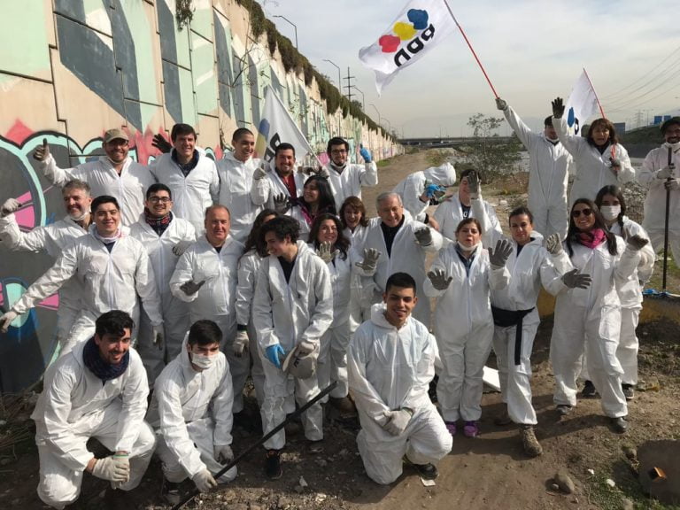 Militantes del PPD realizan operativo de limpieza en el Mapocho y alertan del daño que producen materiales plásticos