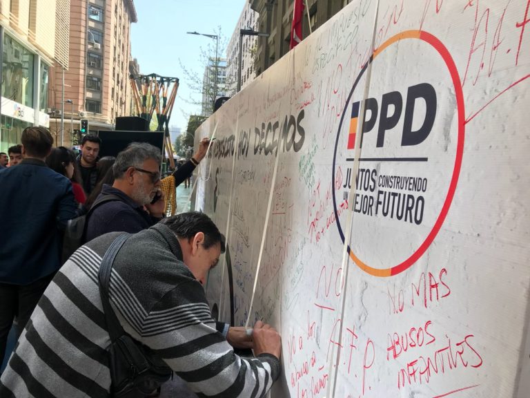 A 30 años del NO el PPD interviene el centro con gran mural 