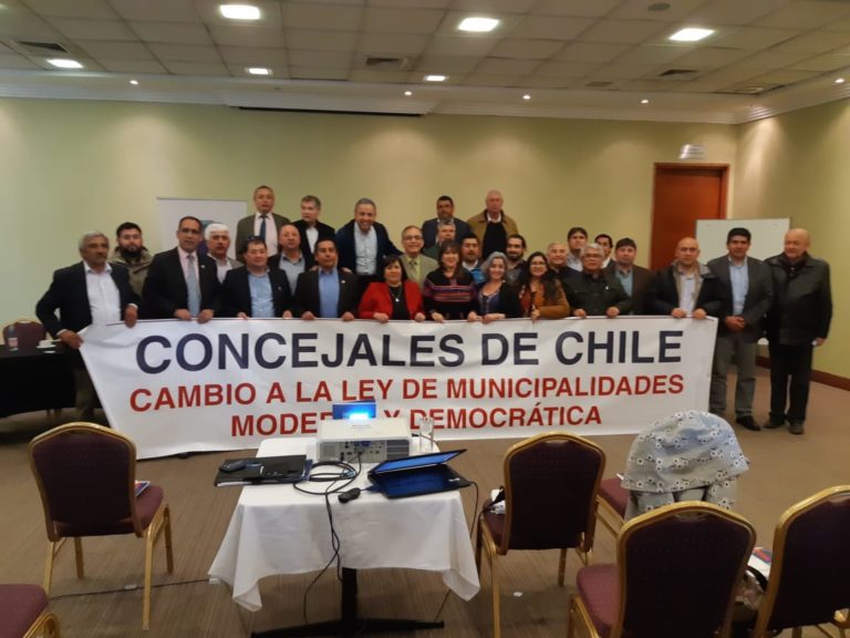 Concejales se reúnen con parlamentarios por cambios a ley municipal