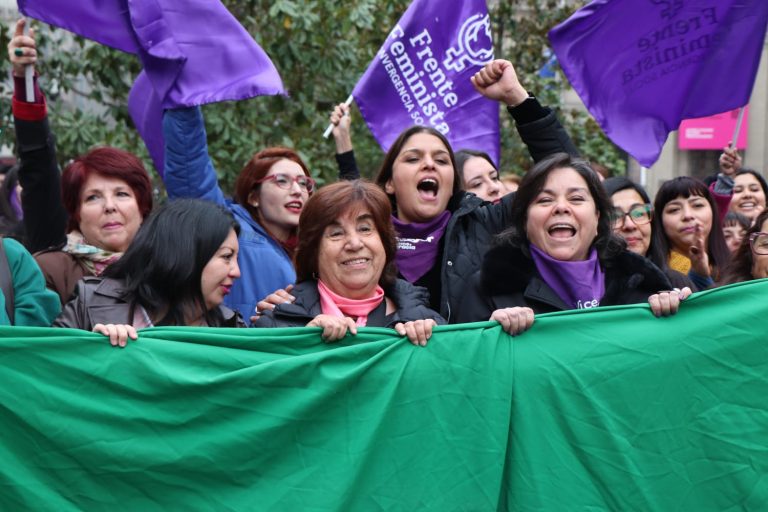 Mujeres del PPD se manifiestan en contra de las violentas enmiendas constitucionales de Republicanos