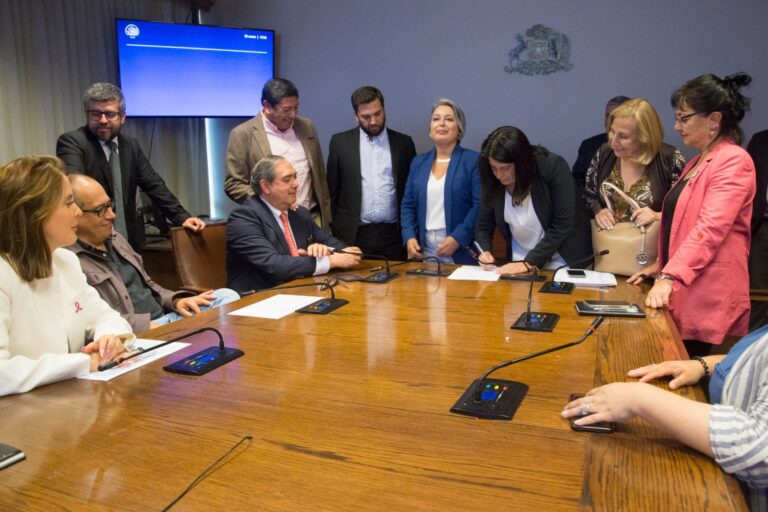 Bancada PPD-Independientes y ministra Jara firman acuerdo para acortar tabla de mortalidad