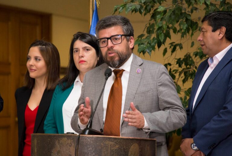 Bancada de diputados solicita a la Comisión de Defensa que cite a la ministra Fernández y al comandante en jefe del Ejército para que aclaren muerte de conscripto en Putre