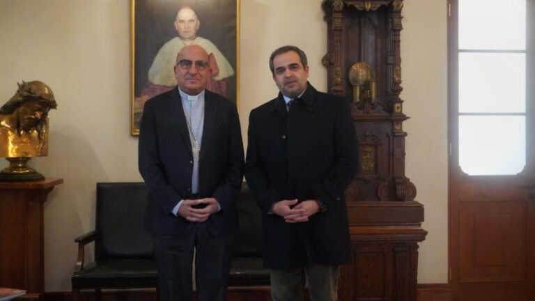 Quintana lidera primera reunión con arzobispo Chomalí en medio de llamados de un acuerdo nacional por la paz social