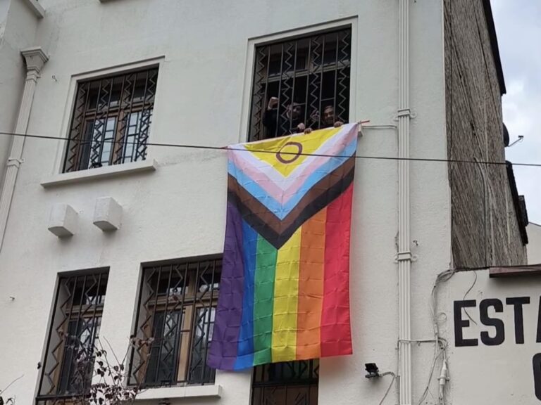 Disidencias del PPD despliegan bandera LGBTIQA+ en conmemoración del mes del orgullo