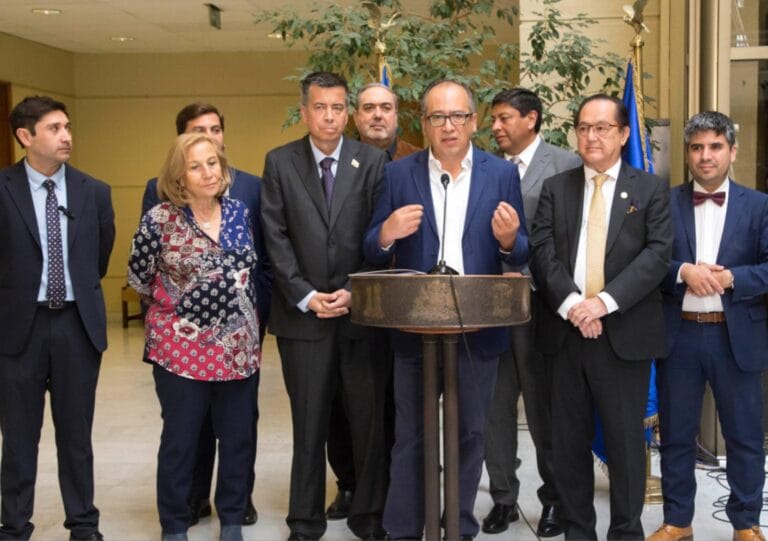 Diputados presentan reforma constitucional para garantizar el acceso a médicos especialistas en todas las regiones