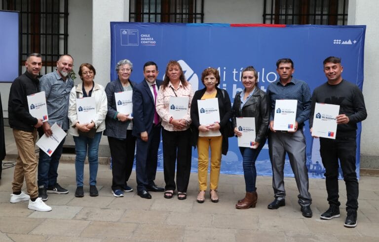 Gobierno entrega títulos de dominio a 62 familias de la Región Metropolitana
