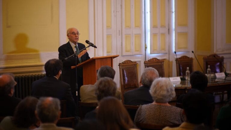 Sergio Bitar presenta libro que analiza los desafíos de una Constitución inconclusa en Chile